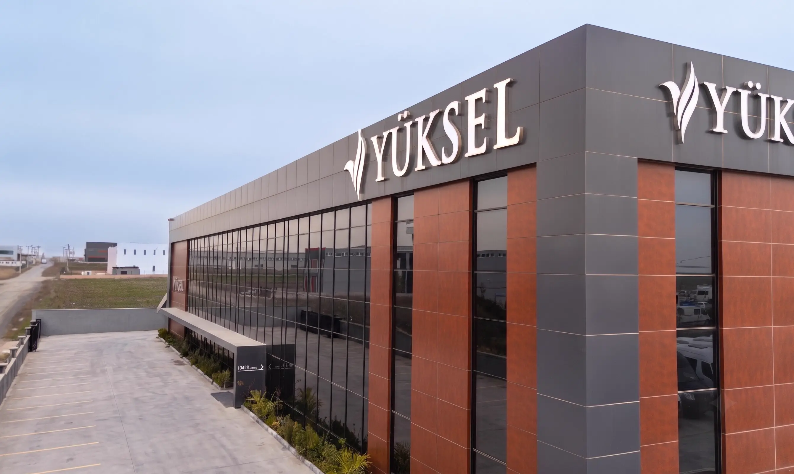 Yüksel Otomotiv dış cephe kaplama projesi - uygulama detayı